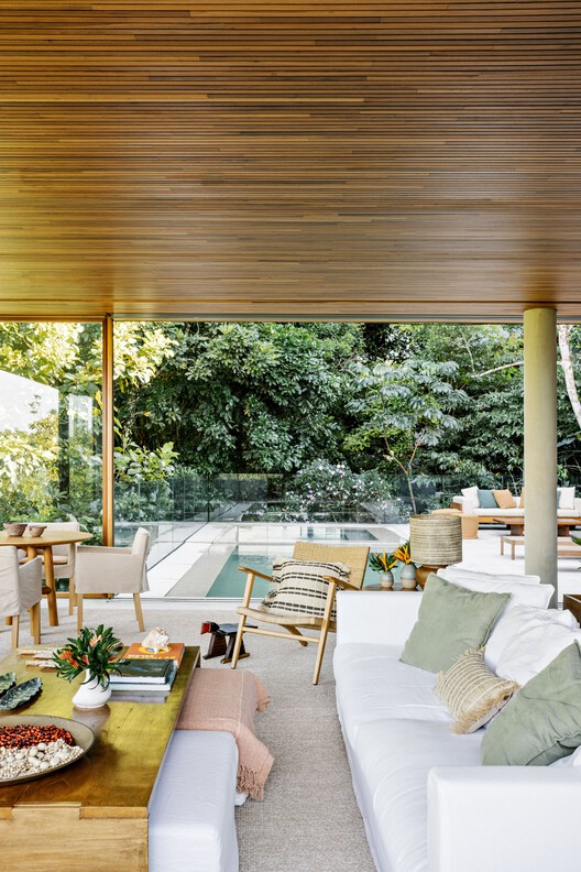 VJC Iporanga House / David Bastos + Marina Salles Arquitetura e Interiores - Фотография интерьера, гостиная, диван