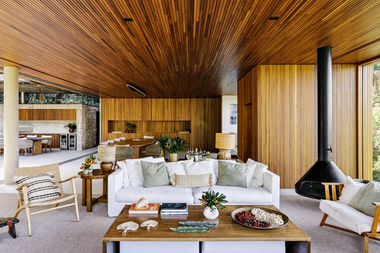 VJC Iporanga House / David Bastos + Marina Salles Arquitetura e Interiores - Фотография интерьера, стол, диван