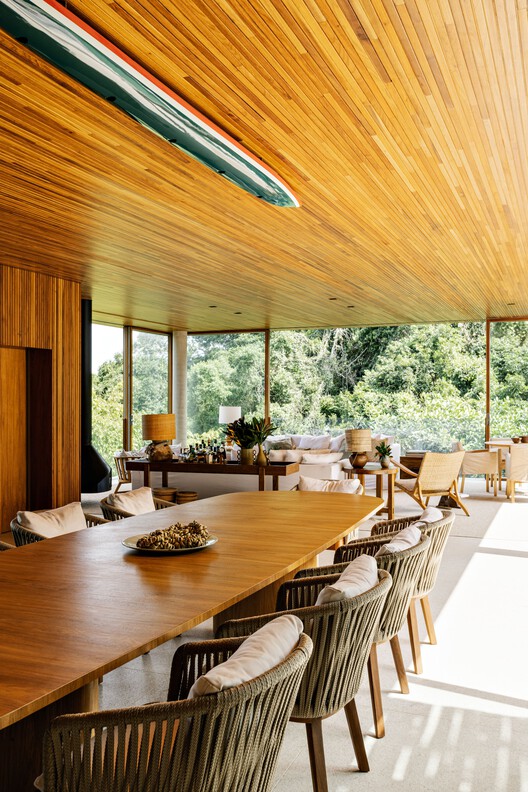 VJC Iporanga House / David Bastos + Marina Salles Arquitetura e Interiores - Фотография интерьера, Столовая, Стол, Стул, Окна, Балка