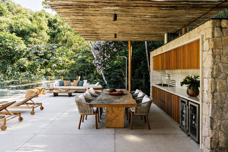 VJC Iporanga House / David Bastos + Marina Salles Arquitetura e Interiores - Фотография интерьера, стол, стул, балка, патио, терраса, сад, двор