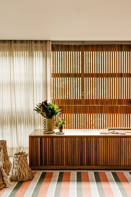 VJC Iporanga House / Дэвид Бастос + Marina Salles Arquitetura e Interiores - Фотография интерьера, окна