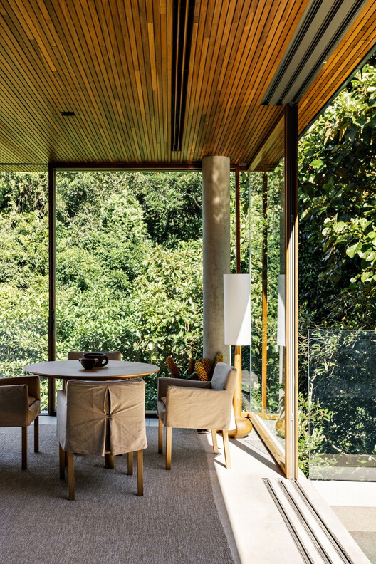 VJC Iporanga House / David Bastos + Marina Salles Arquitetura e Interiores - Фотография интерьера, стол, балка, терраса, сад, патио