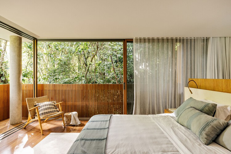 VJC Iporanga House / David Bastos + Marina Salles Arquitetura e Interiores - Фотография интерьера, спальни, стула