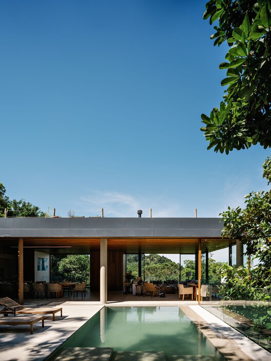 VJC Iporanga House / Дэвид Бастос + Marina Salles Arquitetura e Interiores - Экстерьерная фотография, фасад