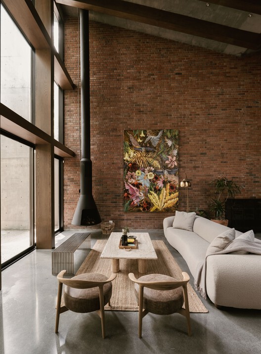 La Noria II House / Garza Camisay Arquitectos - Интерьерная фотография, гостиная, стол, стул, луч