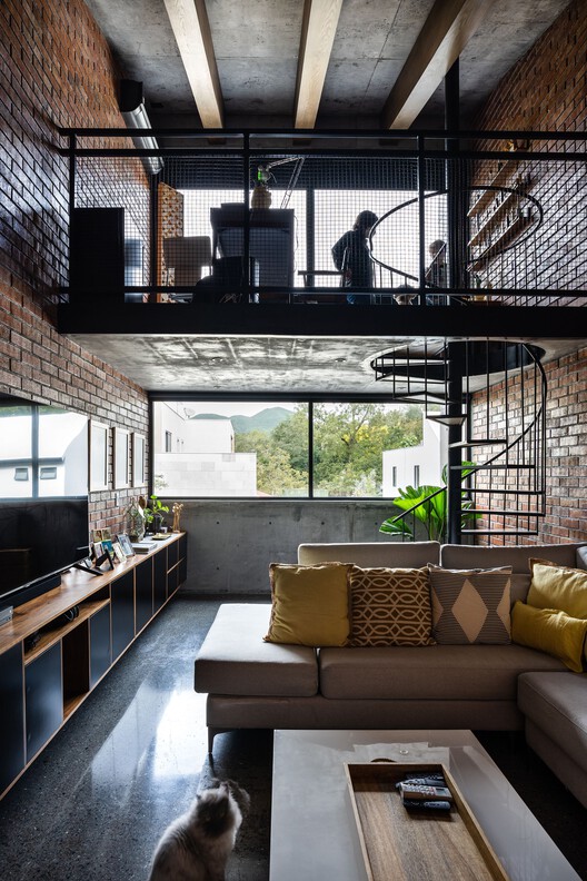 La Noria II House / Garza Camisay Arquitectos - Интерьерная фотография, гостиная, стол, окна, луч