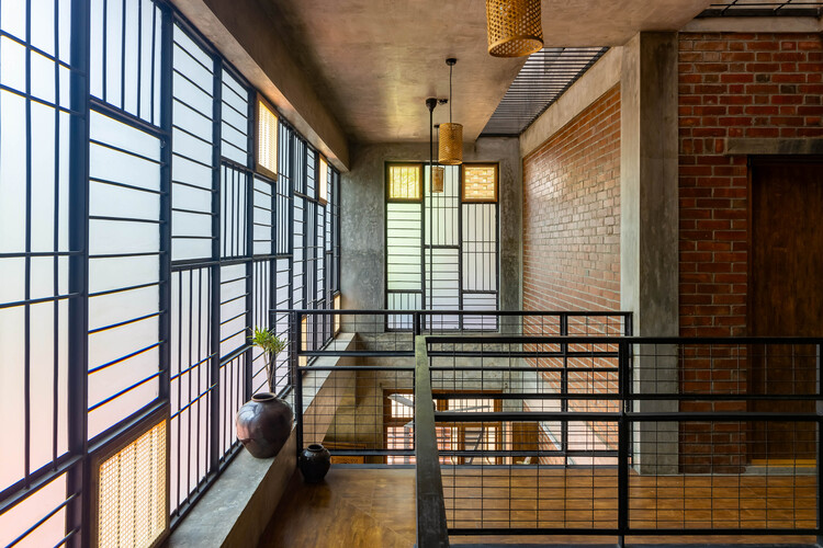 Кирпичный Дом Виду / Onebulb Architecture - Фотография интерьера, окна, перила