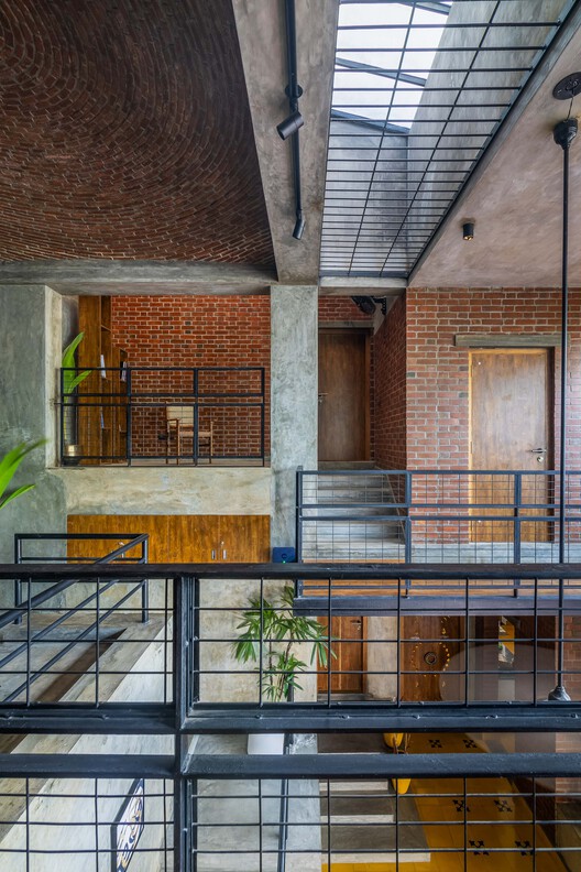 Кирпичный Дом Виду / Onebulb Architecture - Фотография интерьера, Кирпич, Фасад, Балка, Перила
