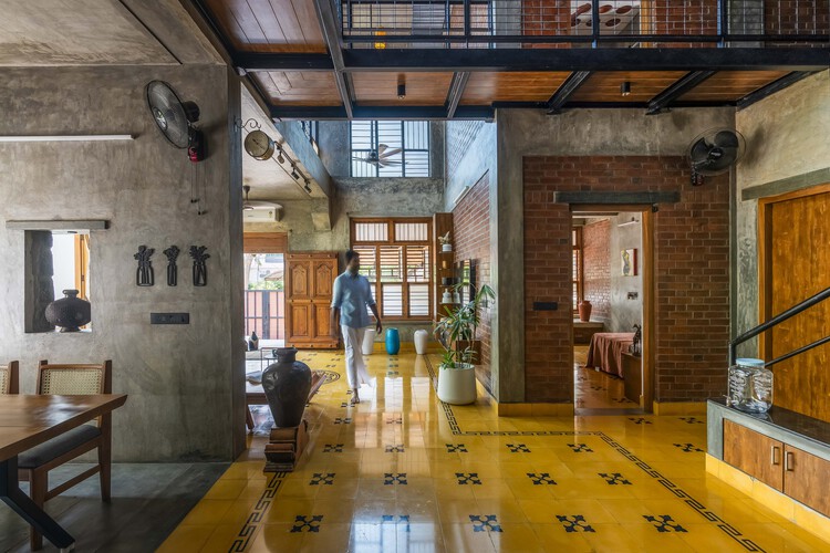 Кирпичный Дом Виду / Onebulb Architecture - Фотография интерьера, окна, балка