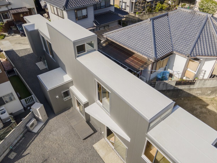 Дом KJ / 1-1 Architects - Фотография интерьера, лестница, окна, фасад