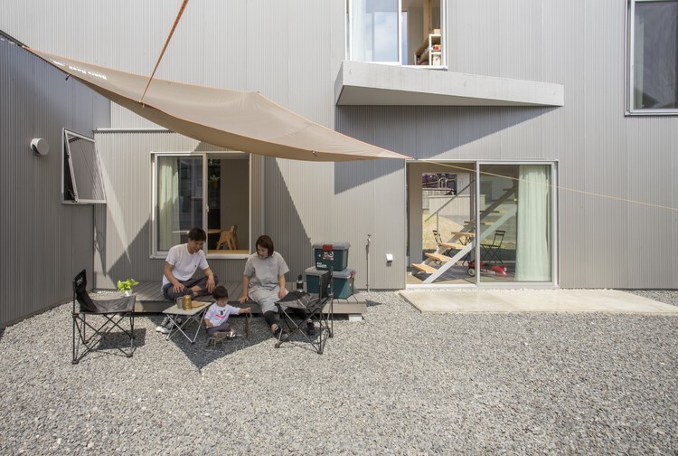 Дом KJ / 1-1 Architects - Фотография интерьера, стол, стул, окна, патио