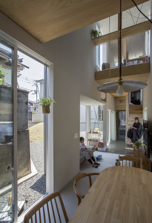 Дом KJ / 1-1 Architects - Фотография интерьера, Стол, Стул, Окна, Балка, Перила