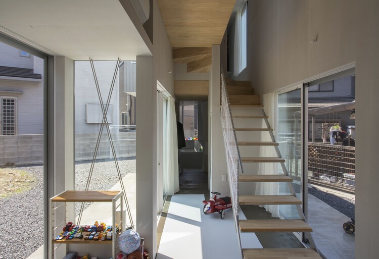 Дом KJ / 1-1 Architects - Фотография интерьера, лестница, окна, перила