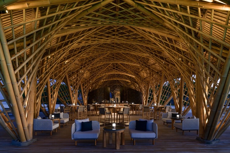 Ресторан Overwater Bamboo / Ателье Nomadic - Фотография интерьера, Стул, Арка, Балка, Аркада