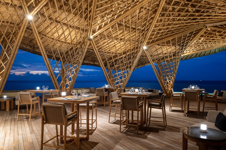 Ресторан Overwater Bamboo / Ателье Nomadic - Фотография интерьера, Столовая, Стол, Стул