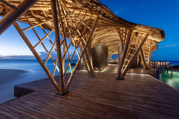 Ресторан Overwater Bamboo / Ателье Nomadic - Экстерьерная фотография, балка