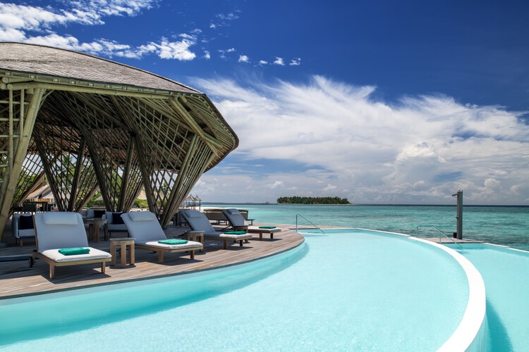 Ресторан Overwater Bamboo / Atelier Nomadic - Экстерьерная фотография, стул, побережье