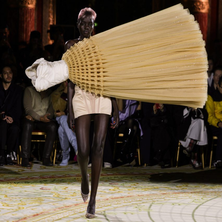 Платье из тюля на кутюрном показе Victor & Rolf's Spring Summer 23