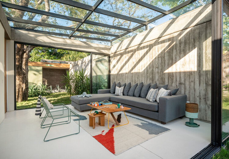 Mayo House / Elástica Studio - Фотография интерьера, гостиная, стол, диван, стул, балка, патио