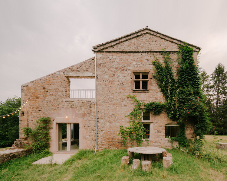   LA FAGE a House Within a House / Plan Común - Фотография Экстерьера, Окна, Кирпич