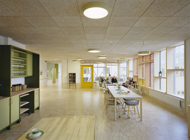 The Gardens Care Home / Marge Arkitekter - Фотография интерьера, стол, стул, окна