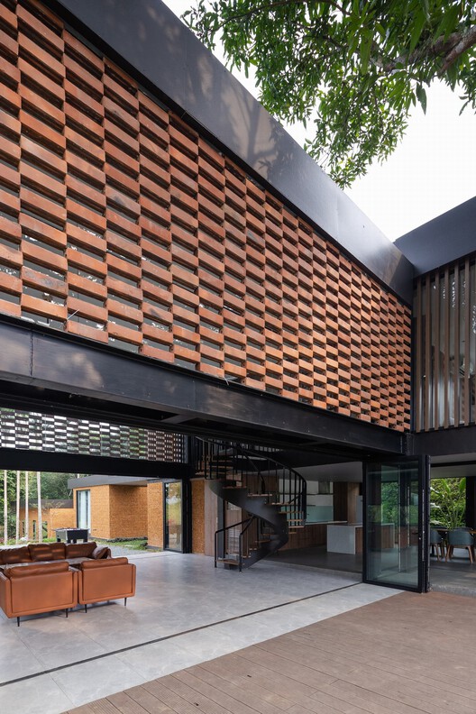 Quin Hill Camp / Idee Architects - Фотография экстерьера, Окна, Кирпич, Фасад, Двор