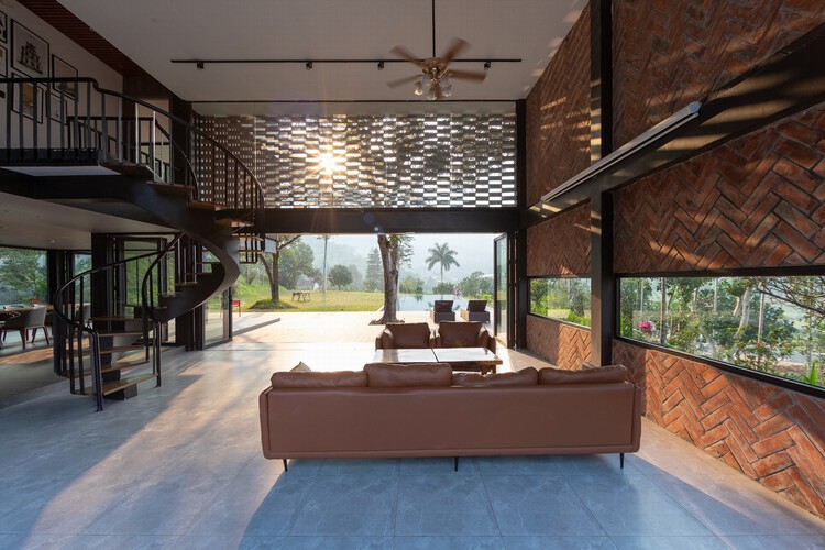 Quin Hill Camp / Idee Architects - Фотография интерьера, гостиная, освещение, окна, балка