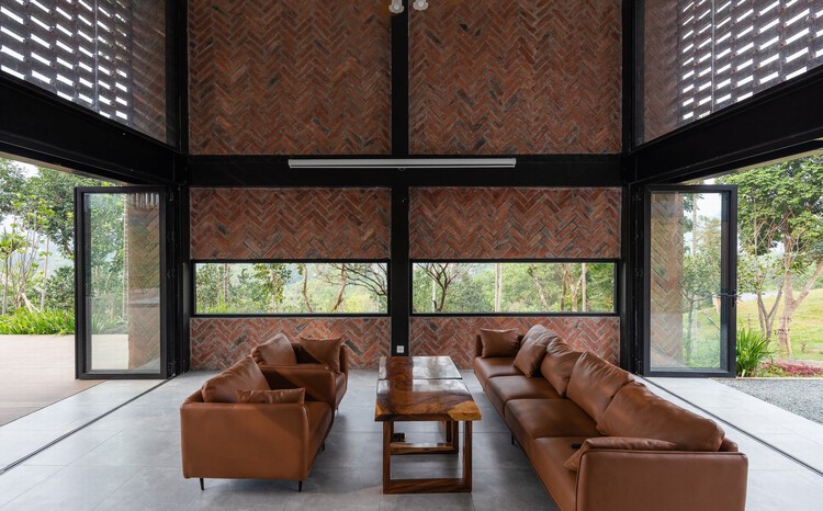 Quin Hill Camp / Idee Architects - Фотография интерьера, гостиная, окна, балка