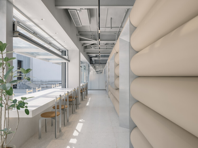 Pang Mei Noodle Bar / Office AIO — фотография интерьера, стул, окна