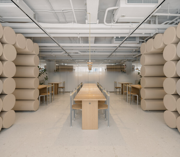 Pang Mei Noodle Bar/Office AIO — фотография интерьера, стол, стул, освещение