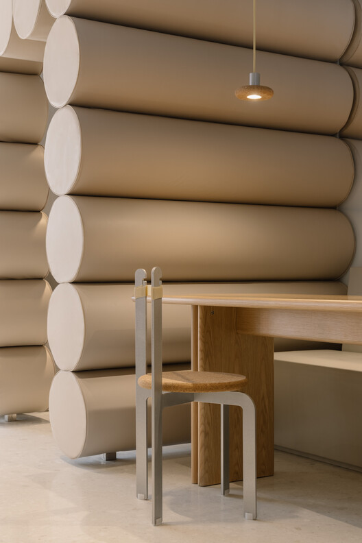 Pang Mei Noodle Bar / Office AIO — фотография интерьера, окна, стул