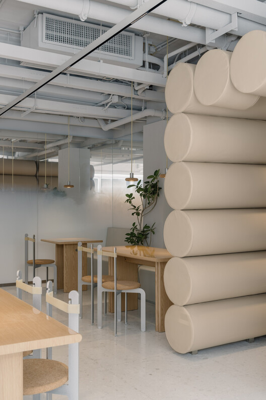 Pang Mei Noodle Bar/Office AIO — фотография интерьера, стол
