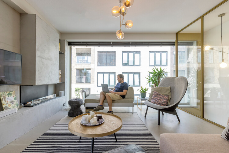 wij_land Housing / Space&Matter - Фотография интерьера, гостиная, стол, диван, освещение, окна, стул