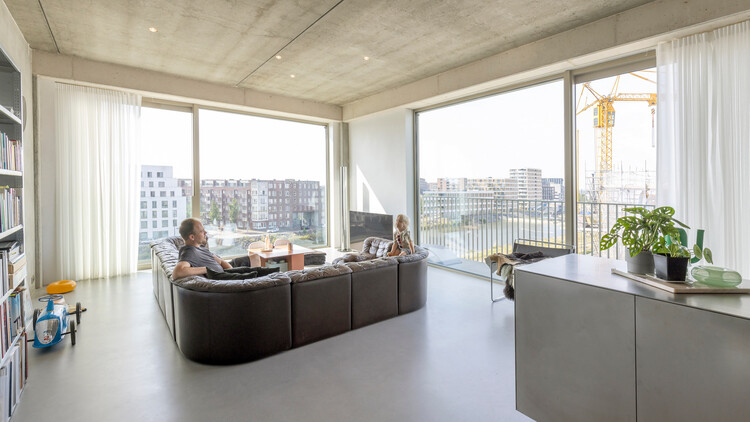 wij_land Housing / Space&Matter - Фотография интерьера, стол, окна, стул