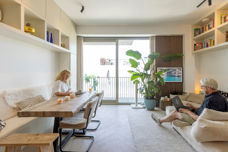 wij_land Housing / Space&Matter - Фотография интерьера, стеллажи, стол, стул, окна
