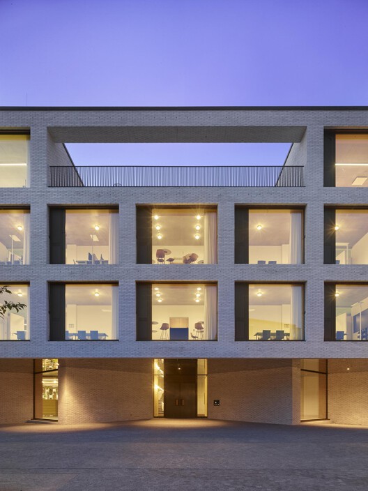 Сервисный центр Sparkasse Markgräflerland в Вайль-на-Рейне / LRO GmbH & Co. KG Freie Architekten BDA - Фотография экстерьера, двери, окна, фасад