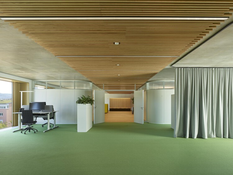 Сервисный центр Sparkasse Markgräflerland в Вайль-на-Рейне / LRO GmbH & Co. KG Freie Architekten BDA - Фотография интерьера, председатель