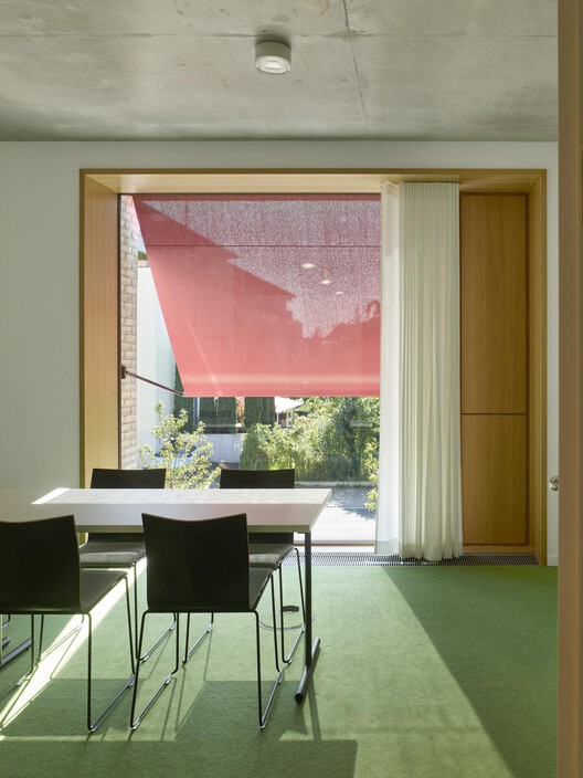 Сервисный центр Sparkasse Markgräflerland в Вайль-на-Рейне / LRO GmbH & Co. KG Freie Architekten BDA - Фотография интерьера, Столовая, Стол, Стул, Окна