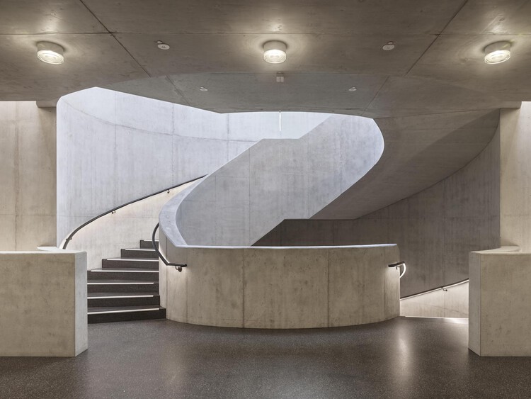 Сервисный центр Sparkasse Markgräflerland в Вайль-на-Рейне / LRO GmbH & Co. KG Freie Architekten BDA - Фотография интерьера, лестницы