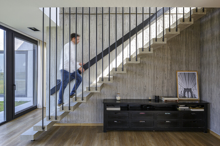 V174 House / LE arquitectura - Фотография интерьера, лестница, окна, перила