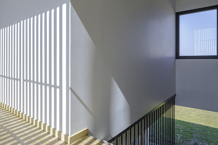 V174 House / LE arquitectura - Фотография интерьера, окна, лестница, фасад, перила