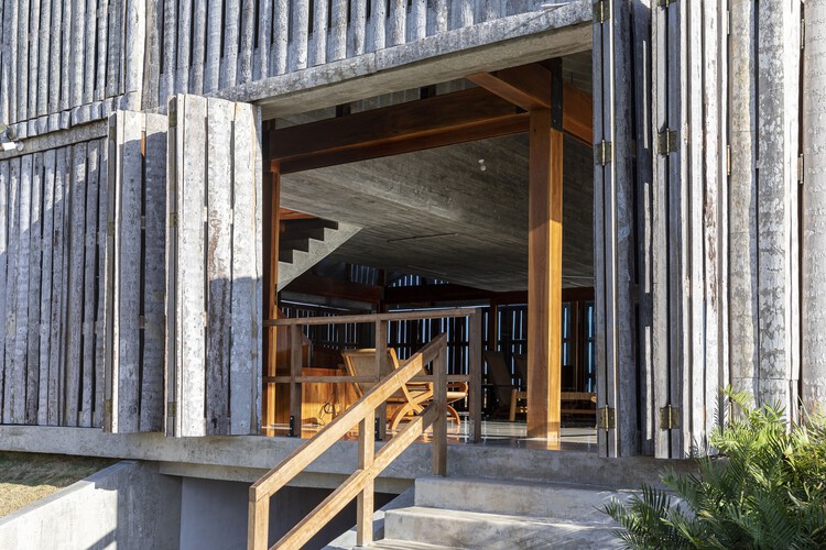 B House / Infraestudio - Экстерьерная фотография, фасад, балка