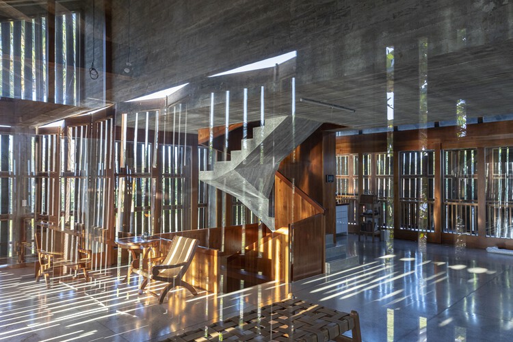 B House / Infraestudio - Фотография интерьера, лестница, балка, перила