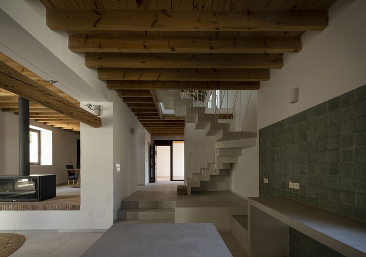 Cortijo Belicena / ROOM ARQUITECTOS + Хуан Гарсиа Нофуэнтес и Розер Мартинес - Фотография интерьера, лестница, окна, балка