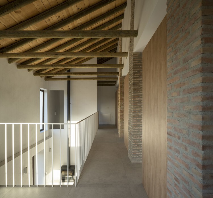 Cortijo Belicena / ROOM ARQUITECTOS + Хуан Гарсиа Нофуэнтес и Розер Мартинес - Фотография интерьера, лестница, балка, перила, колонна