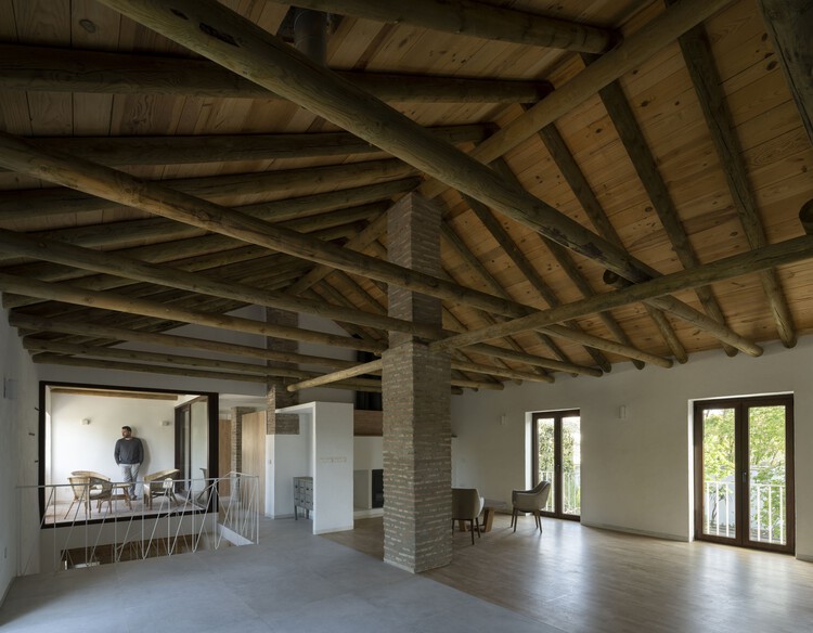 Cortijo Belicena / ROOM ARQUITECTOS + Хуан Гарсиа Нофуэнтес и Розер Мартинес - Фотография интерьера, балка, окна