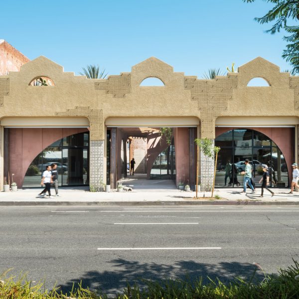 Formation Association заполнила обновленные торговые площади в Лос-Анджелесе розовой штукатуркой