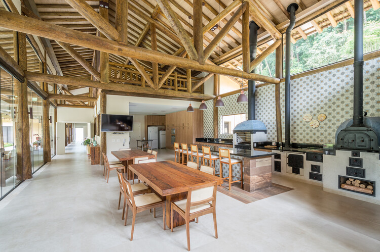 AM House / Scali Wood+Arch Arquitetura Sustentável - Фотография интерьера, Столовая, Стол, Балка