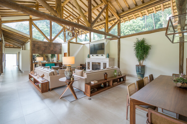 AM House / Scali Wood+Arch Arquitetura Sustentável - Фотография интерьера, стол, балка