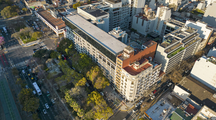 Главный корпус кампуса UADE / Oficina Urbana |  Конверти + де Марко |  Arquitectos - Фотография экстерьера, городской пейзаж, фасад, окна
